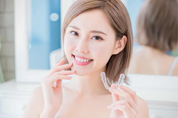 治療中の見た目を心配することなく気になる歯並びのお悩みを改善