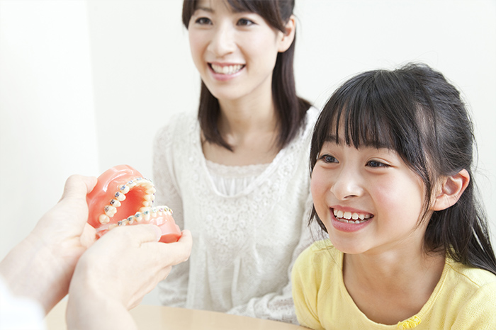 整った歯並びへと導くために適した時期に治療を始めましょう